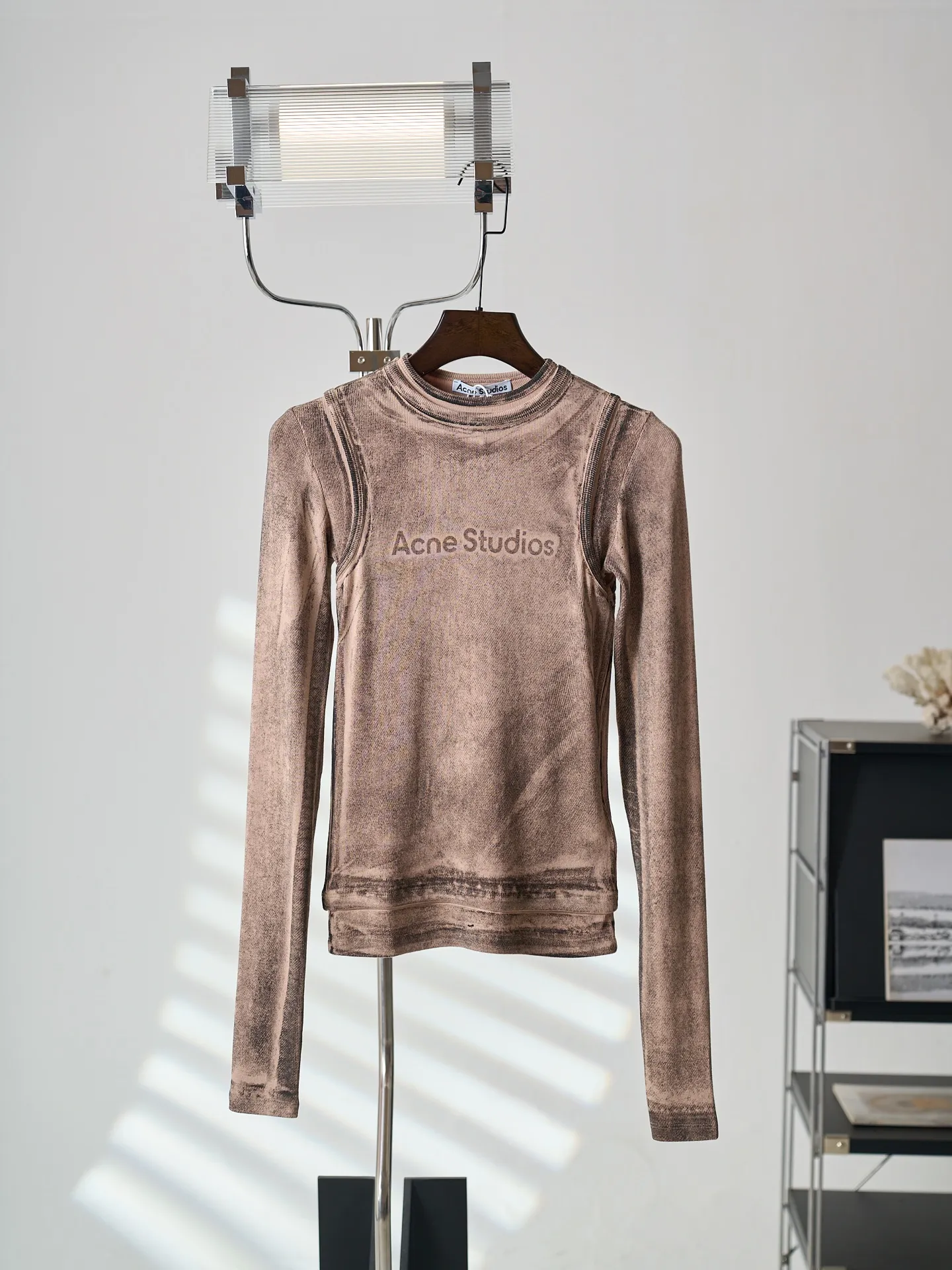 [Real product hanging] Acne Studios fake two-piece logo printed long-sleeved T-shirt (women) [In Stock] S M L custom sand-washed stretch rib knit, light, smooth, comfortable and Breathable. Custom sand-washed stretch rib knit that's lightweight, smooth, and breathable for comfort. The warm tone of pumpkin orange has its own soft light skin buff, and the carbon black texture is dyed, and the contrast between cold and warm colors creates its own style. The iconic Acne Studios logo print is placed in the center of the chest to strengthen the visual memory point. The 3D mottled print that spreads randomly creates a contrast between movement and static, creating a hazy mottled atmosphere where reality and reality are intertwined. The neat and narrow long sleeves extend the arm lines, the small stand-up collar design modifies the neck contour, and the just-right length increases the waistline proportion and outlines a smooth hourglass figure. Tailored to shape curves, the body shape is naturally elegant. 1. Digital inkjet etching printing technology uses micron-level fine ink dots to be sprayed in an irregular and dispersed manner. The ink dots are embedded between the yarns along the vertical grooves of the threads, and the virtual and real colors are interlaced to create a natural replica of the messy and mottled texture worn by vintage clothing for many years. 2. Enzyme washing treatment: The fabrics have been fermented and washed to give them a better feel and texture. They are not easy to deform, shrink or fade. They maintain long-term beauty and fit.